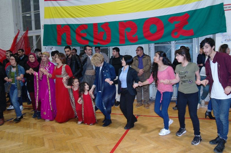 Kurden feiern Newroz in Berlin